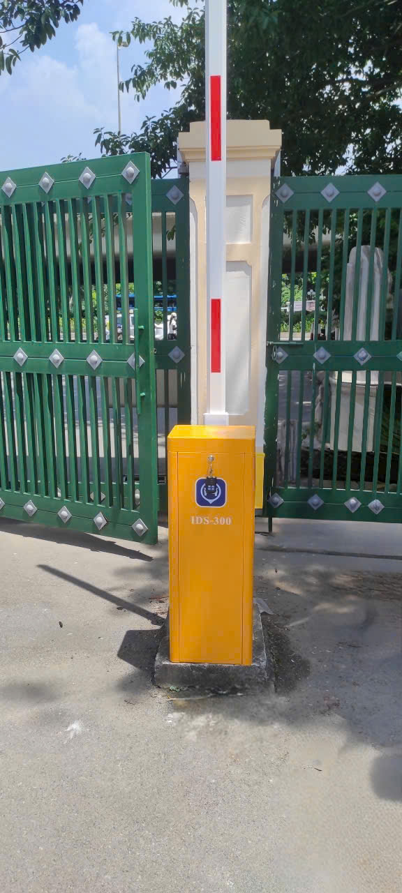 Thanh chắn barie tự động IDS 300 màu vàng lắp tại cổng ra vào xanh